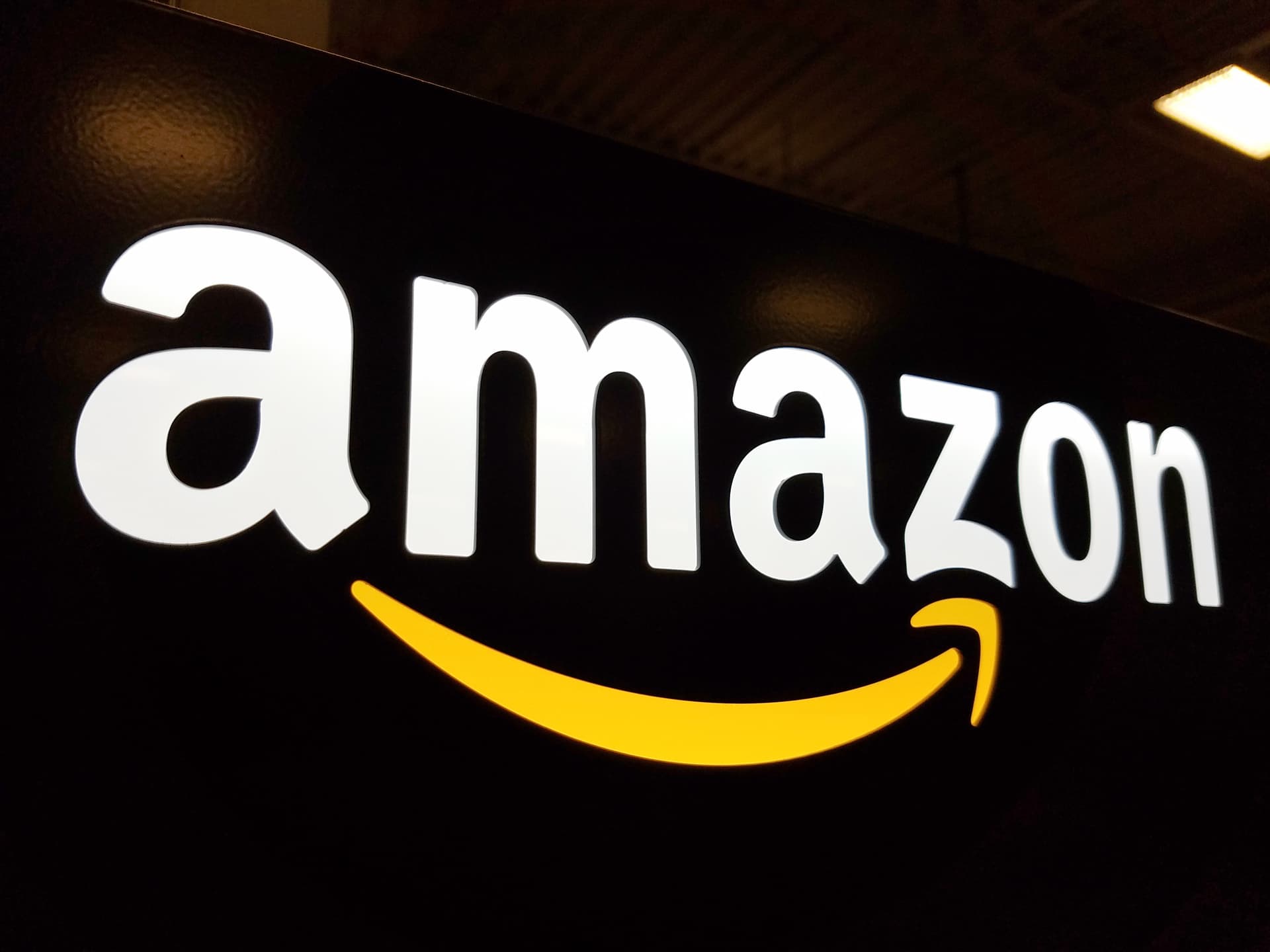 Amazon Orders 100,000 Electric Vans in New Climate Pledge